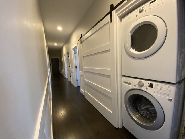 Building Photo - 744 N May St