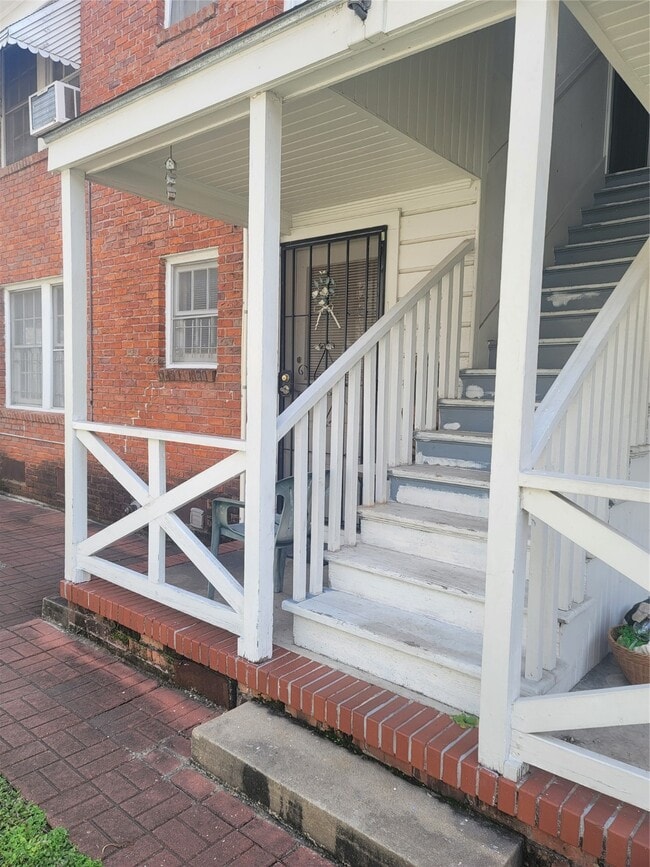 Building Photo - 5622 Chartres St