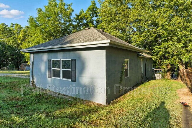 Building Photo - 918 S Appleton Ave