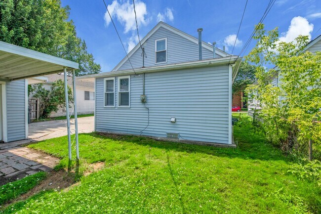 Building Photo - 4 bedrooms $2150