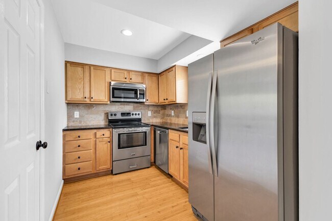 Building Photo - Beautiful Green Hills Townhome With Garage