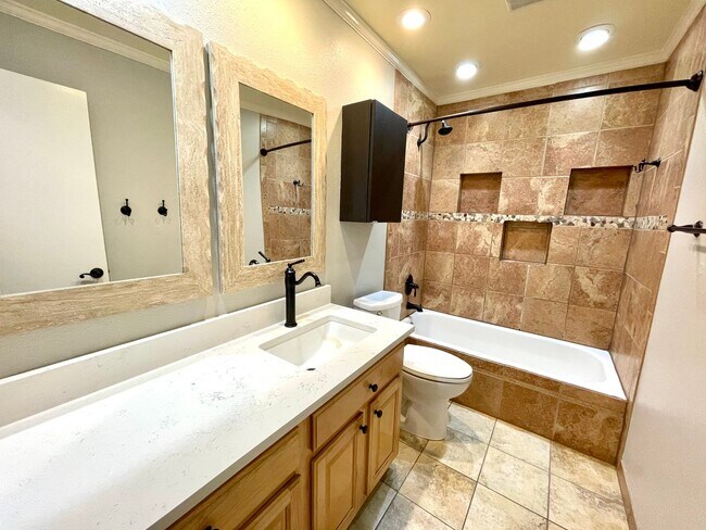 Building Photo - Cozy 1 Bedroom, 1 Bathroom Condo In the He...