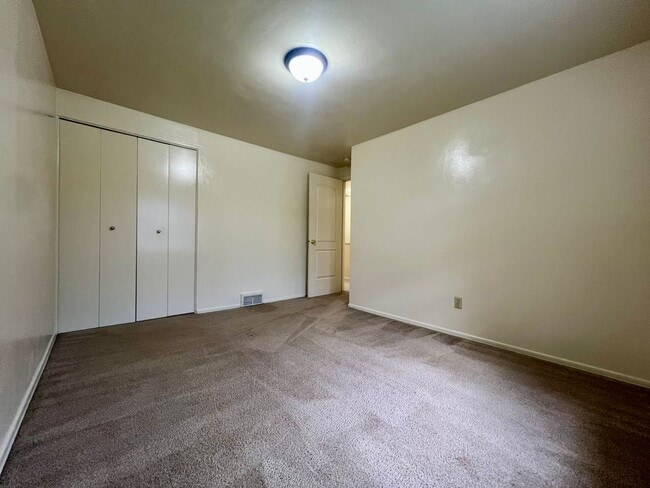 Building Photo - Magnificent 3 Bedroom Townhome with Garage...