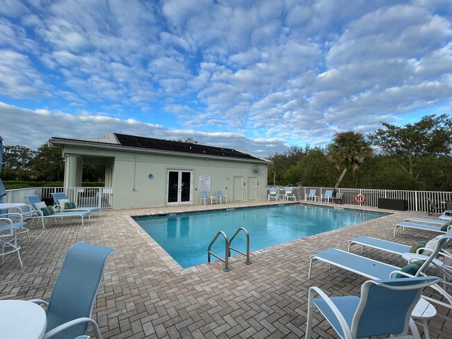 Building Photo - Upscale 3 BR Furnished Condo in Inlet at S...