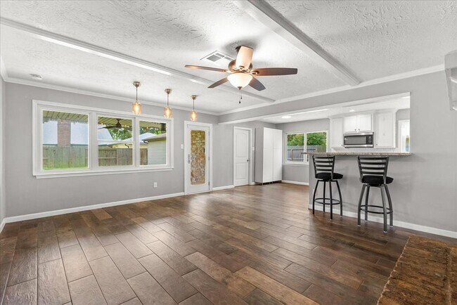 Building Photo - 3319 Meadowcreek Dr