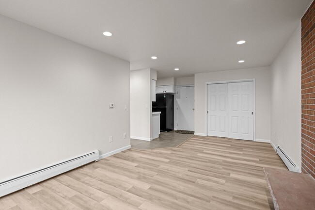 Building Photo - Newly Renovated Condo!