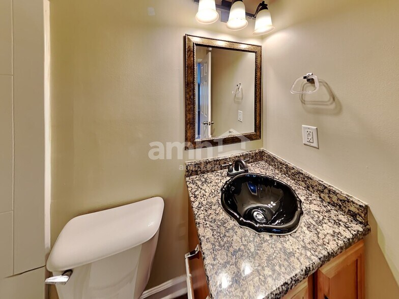 Building Photo - 304 Sarava Ln