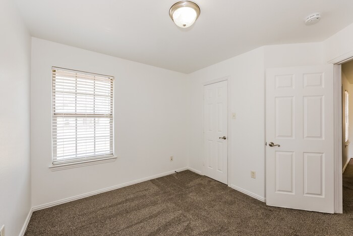 Building Photo - 413 Maplewood St