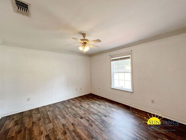 Building Photo - Crestview Home with Beautiful NEW back deck!
