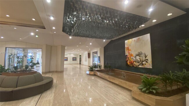 Building Photo - 999 Brickell Bay Dr