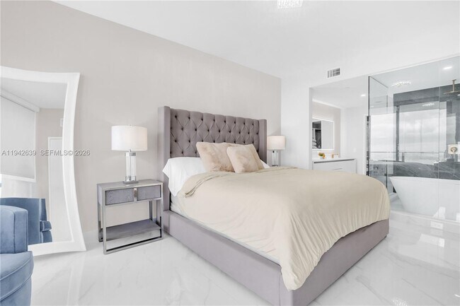 Building Photo - 700 NE 24th St