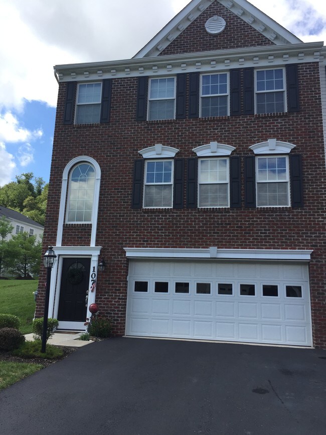 2 car garage and 4 car driveway - 1077 Bayberry Dr