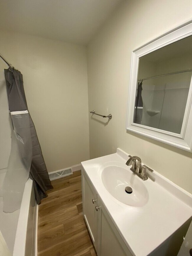 Building Photo - 1031 Waugoo Ave