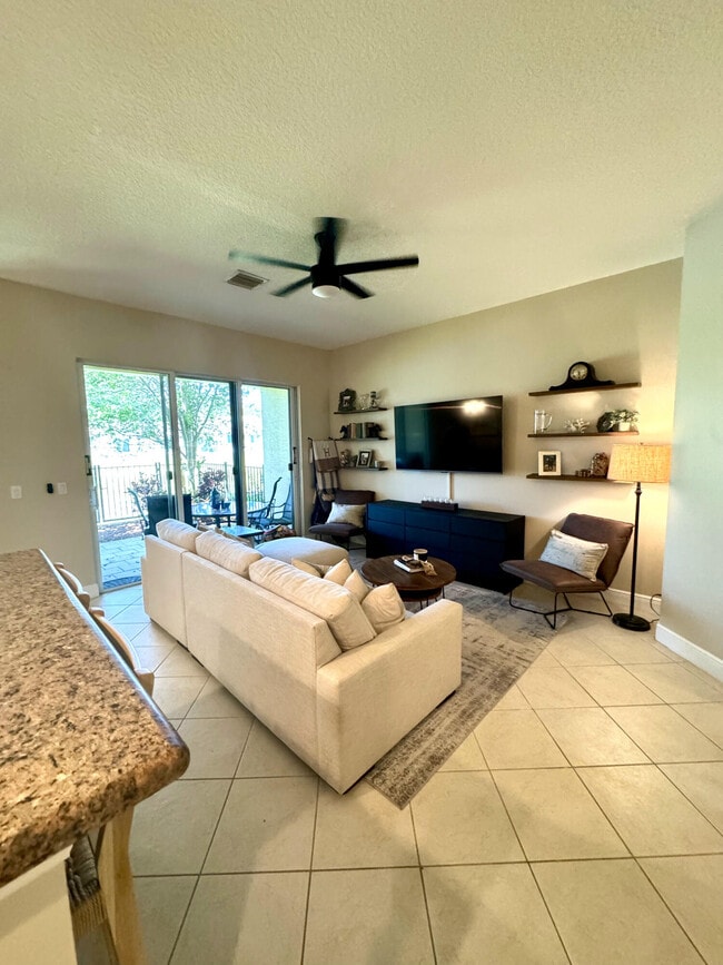Building Photo - 4488 Hickory Dr