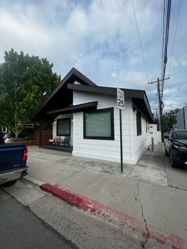 Building Photo - 2bd, 2ba Reno Bungalow in the Riverwalk Di...