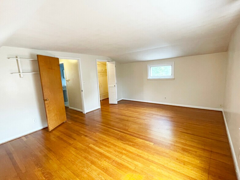 Master bedroom - 279 Highfield Dr