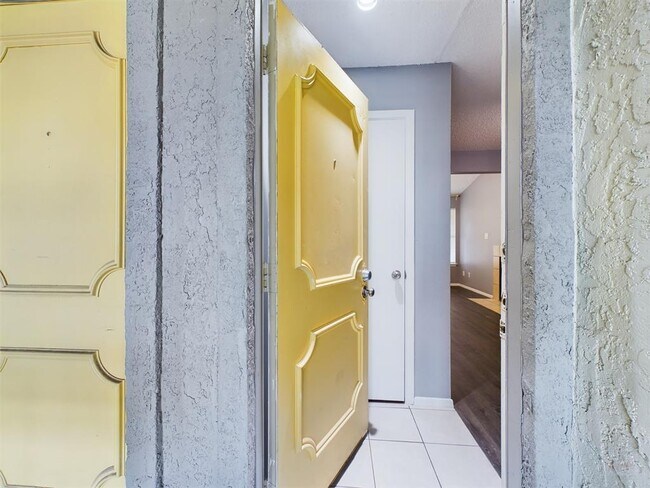 Building Photo - 806 W 24th St