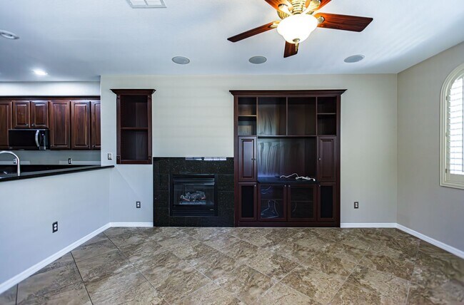 Building Photo - Townhome near Downtown Summerlin