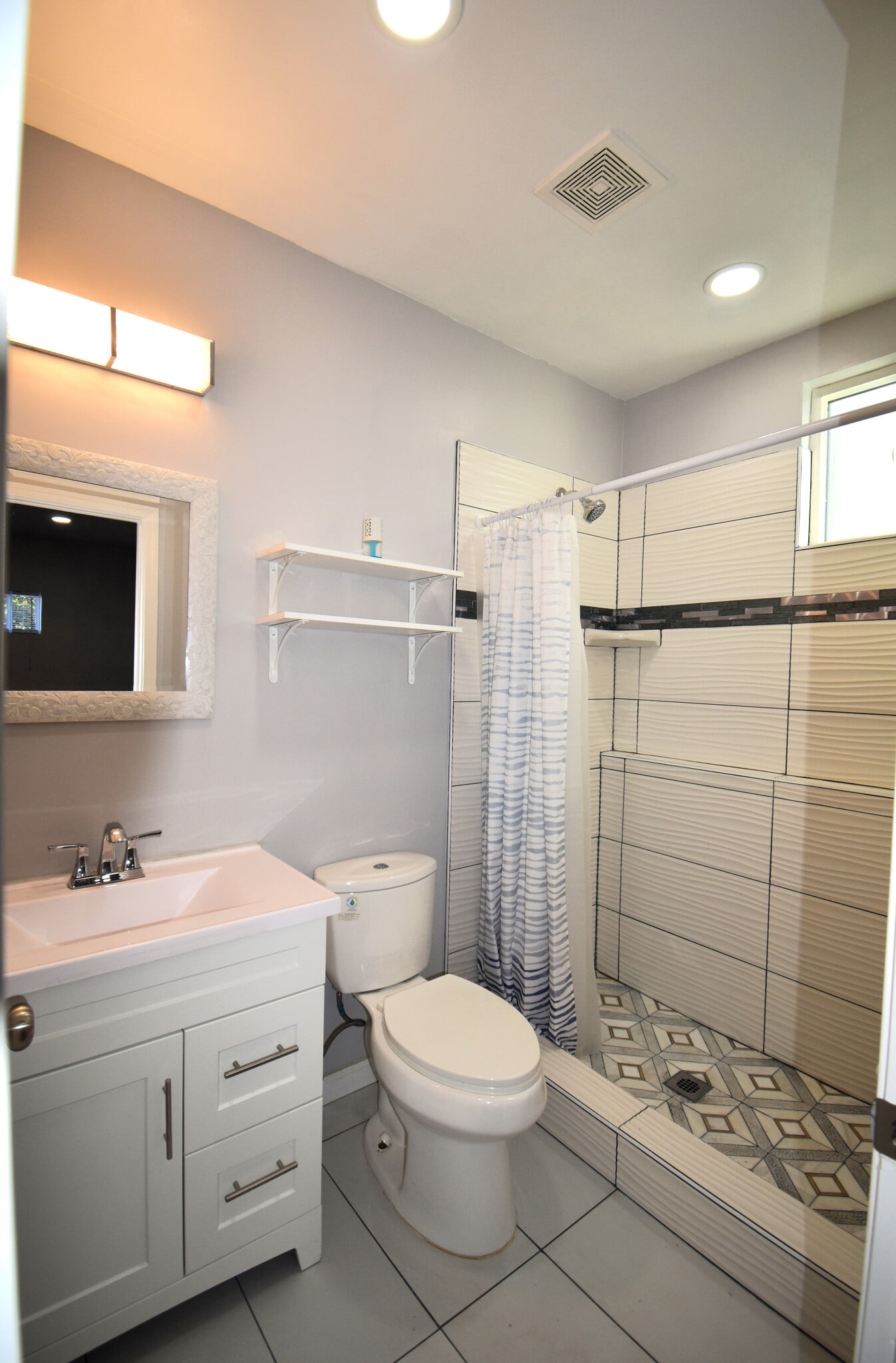 Building Photo - 15412 Kinzie St