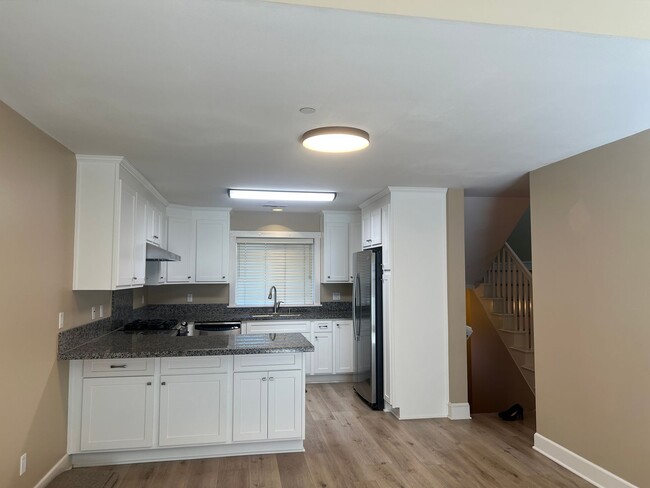 Building Photo - Modern 2-Bed, 2.5-Bath Townhome in Gardena...