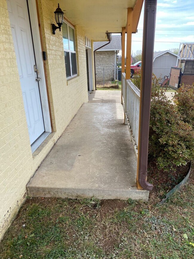 Building Photo - Available November 1st! 3 Bed/1.5 Bath Hou...