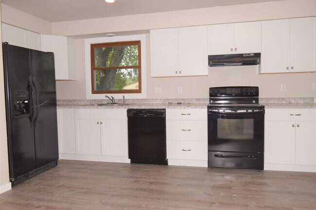 Building Photo - Charming Home with Garage and Yard! PETS WELCOME