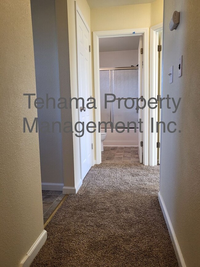 Building Photo - Move In Special $500 off 2nd month Rent- 2...