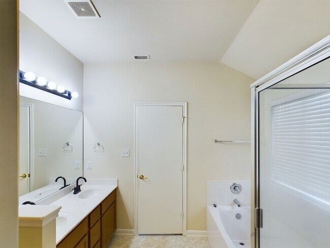 Building Photo - 15123 Meredith Ln