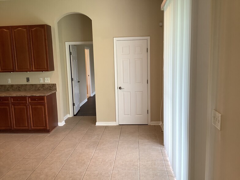 Building Photo - 937 E Terranova Way