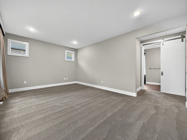 Building Photo - 2821 Garden Ave N