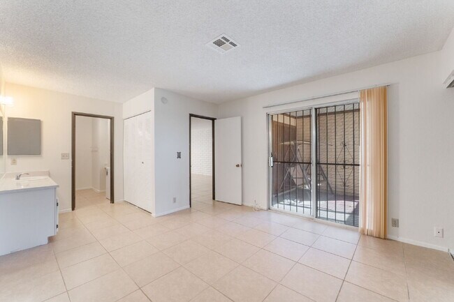 Building Photo - Single Story Condo One Bedroom and One Bathroom with a Washer and Dryer