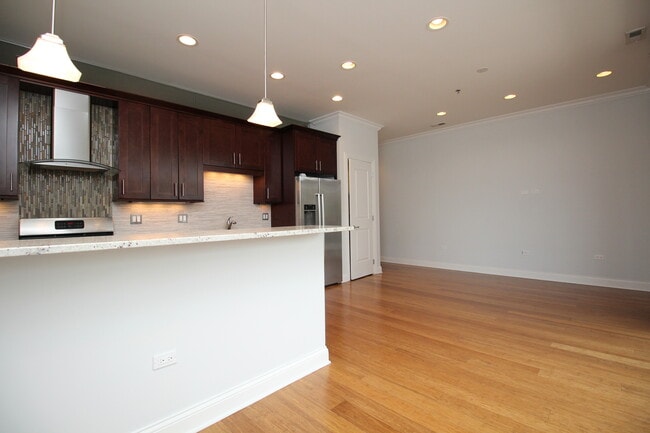 Building Photo - 1609 W Warren Blvd