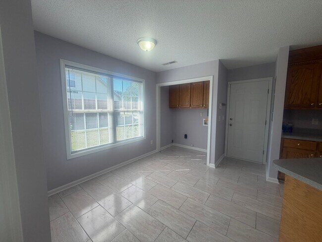 Building Photo - 3560 Oleander Dr