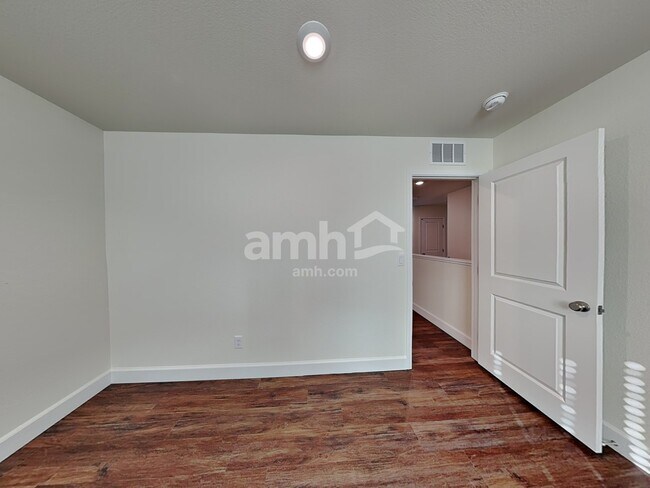 Building Photo - 831 Longwood Gdns St