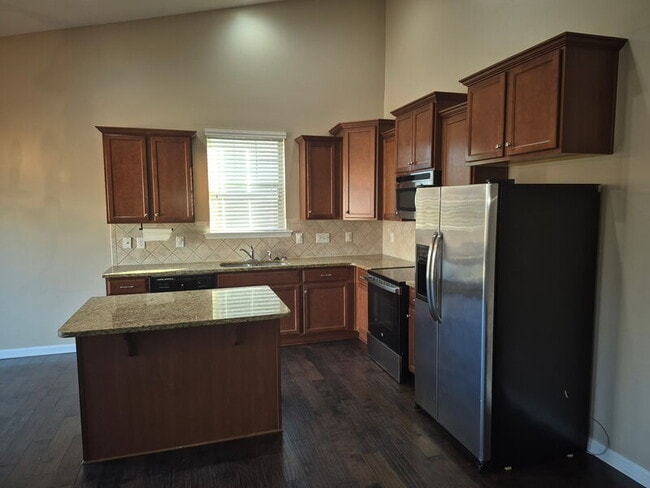 Building Photo - 284 River Oak St