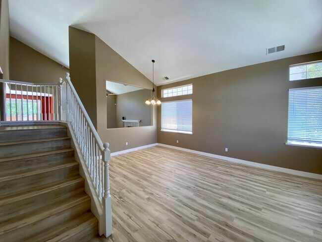 Building Photo - 4 bedroom close to freeway, parks and shopping