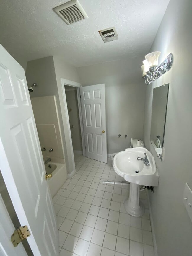 Building Photo - 1708