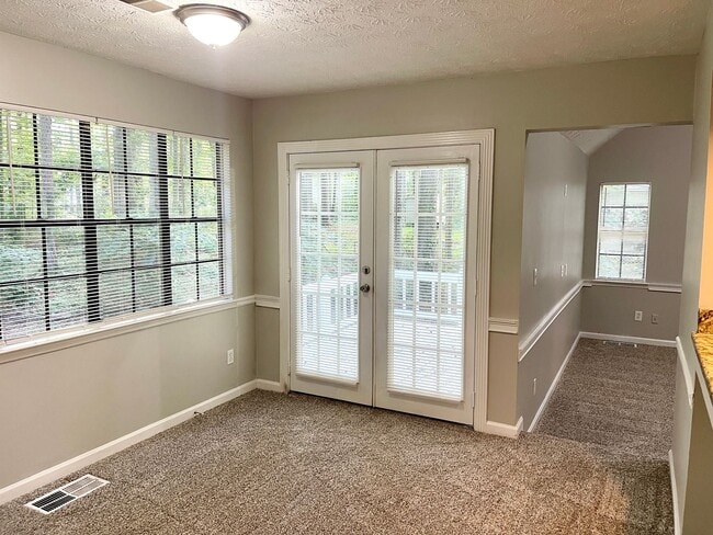 Building Photo - Welcome to the Charming 4 Bedroom/3 Bath w...