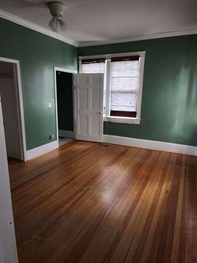 Building Photo - 2 Bedroom 2 bath house 1850 Square Foot!! Lots of Room!!