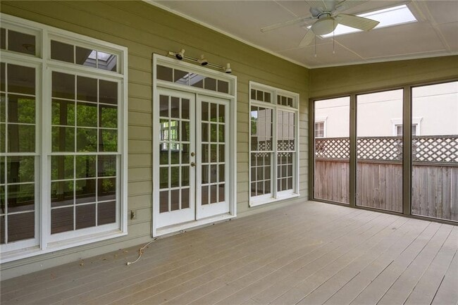 Building Photo - 1034 St James Crossing