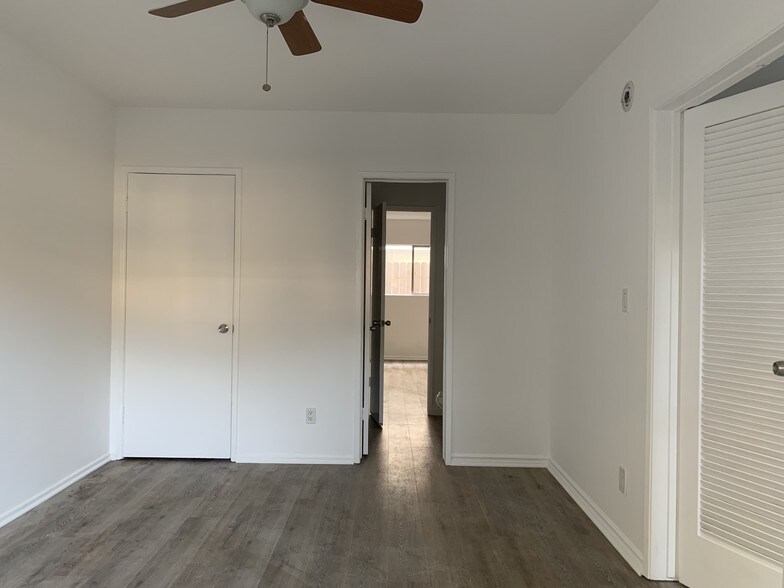 Building Photo - 13855 Burbank Blvd