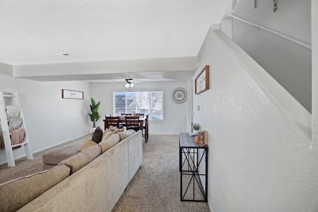 Building Photo - 2205 Meadowlark Ln