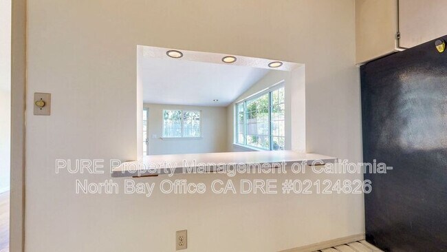 Building Photo - 652 Corlano Ave