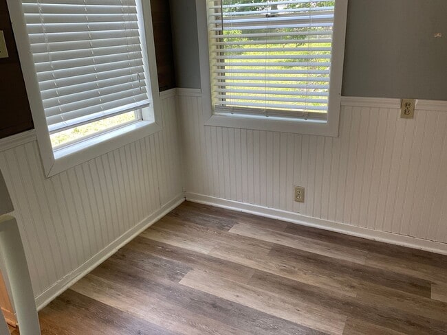 Building Photo - PRE-LEASING FOR APPROVED APPLICANTS! Great...