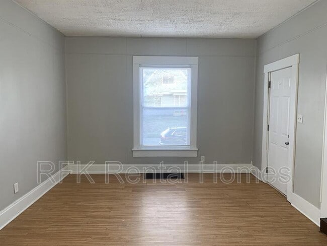 Building Photo - 912 S 17th St