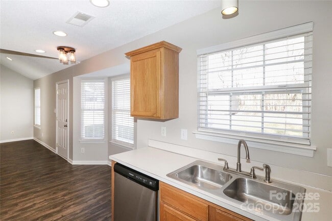 Building Photo - 771 Rebecca Jane Dr