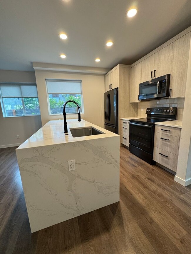 Building Photo - 2bd/1.75bs Seattle Townhouse