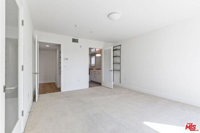Building Photo - 11715 Goshen Ave