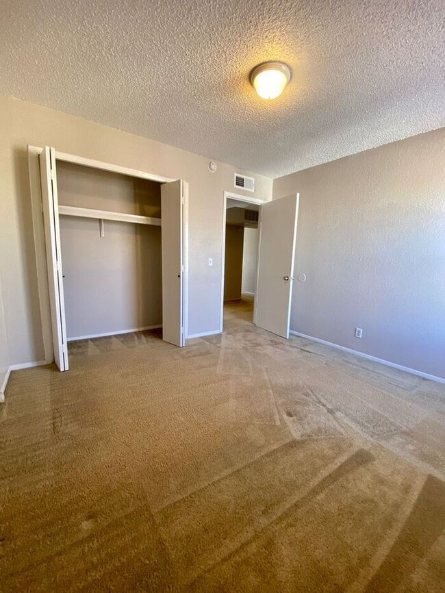 Building Photo - 2 Bedroom Townhome with Refrigerated Air