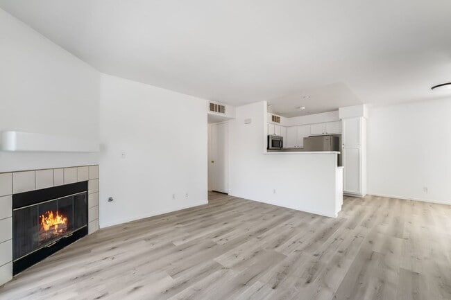 Building Photo - Upgraded Condo with Pool Views!